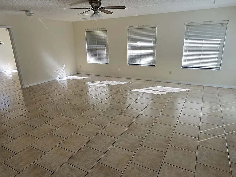 176 N Roscoe Blvd — Photo 7