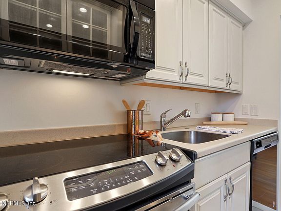 3rd image of 810 CEDAR Street #810
