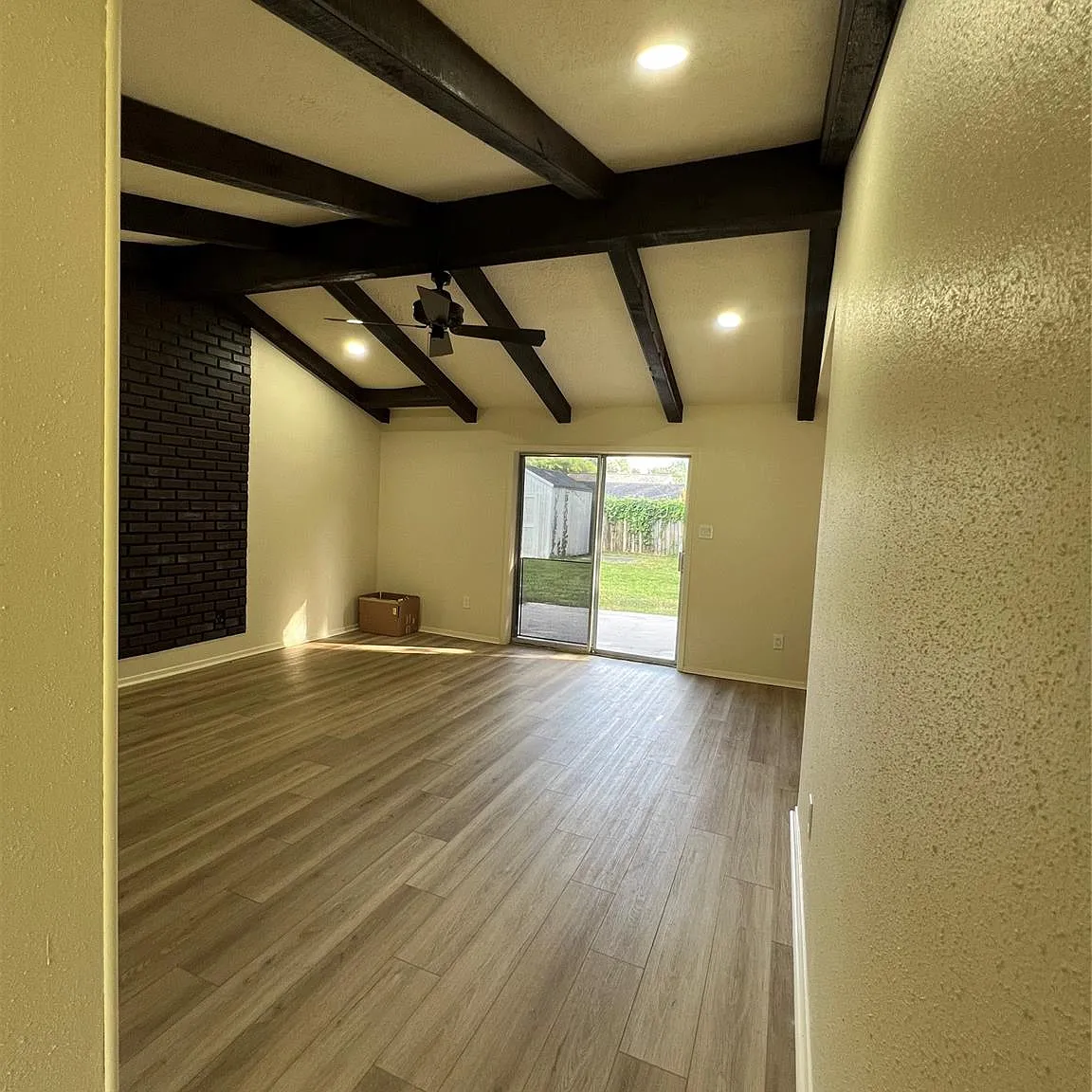 3 bed, 2.0 bath, 1077 sqft, $1,900 — Photo 4