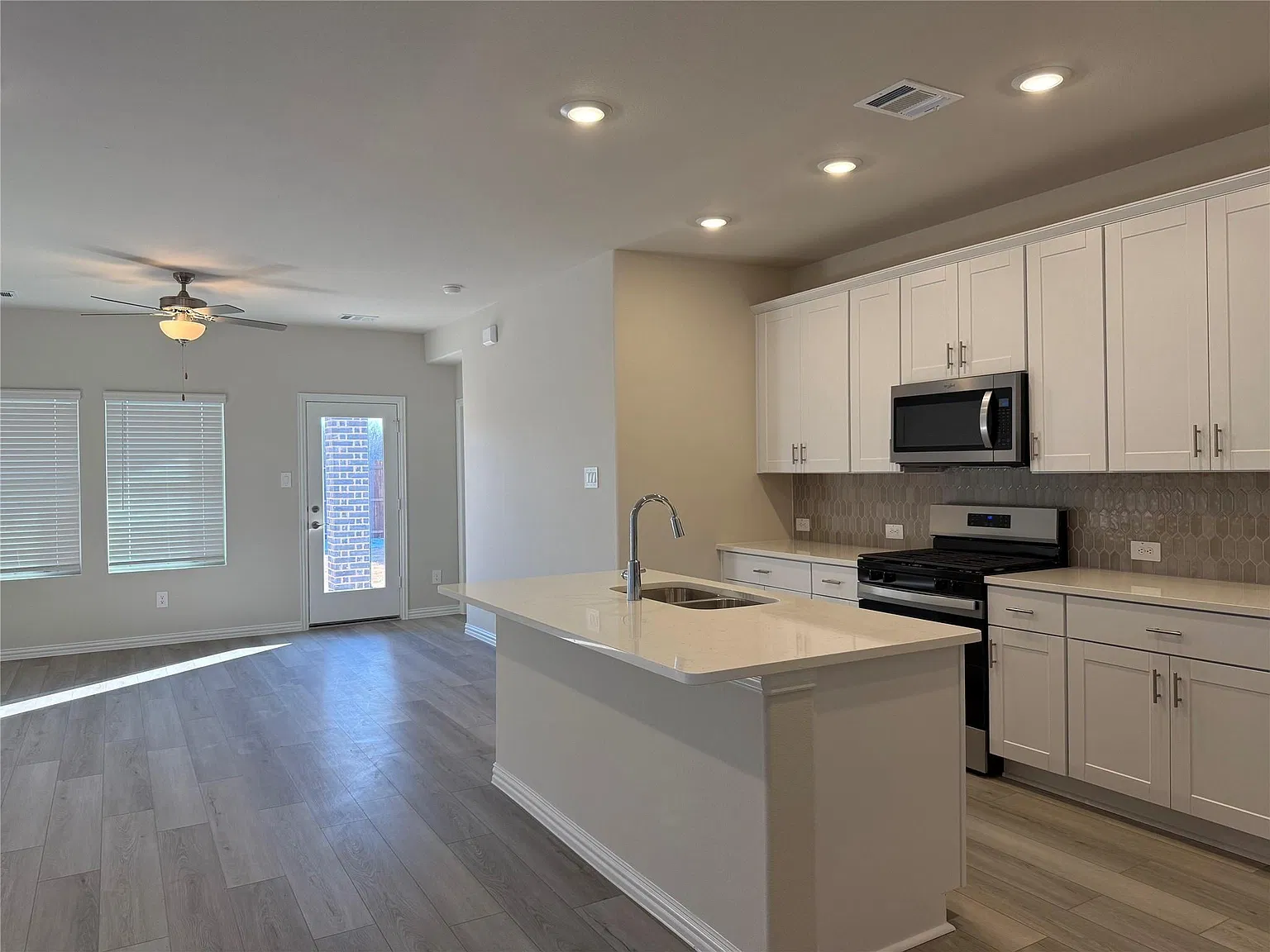 4 bed, 2055 sqft, $2,500 — Photo 3