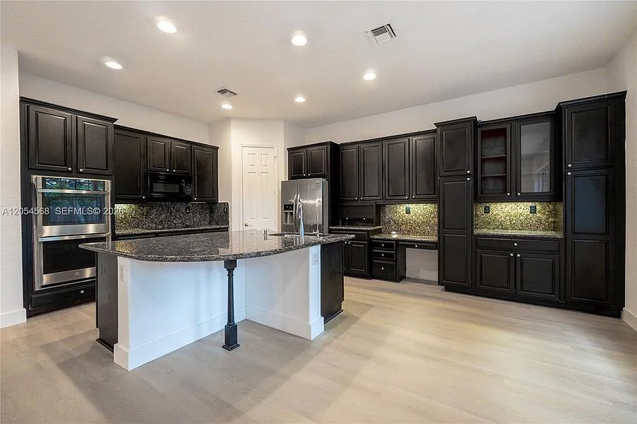 5 bed, 3437 sqft, $8,200 — Photo 3