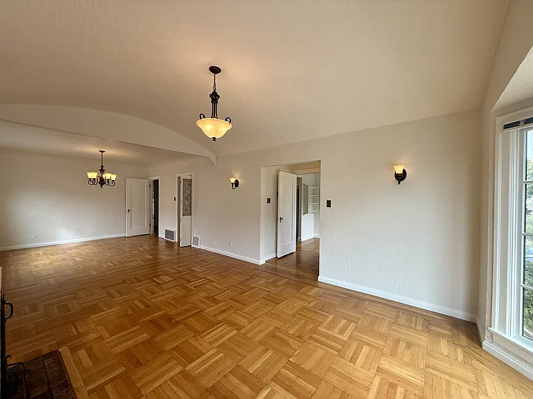 658 Rockdale Dr — Photo 5