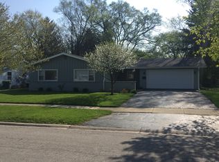 15 Poplar Pl, North Aurora, IL 60542