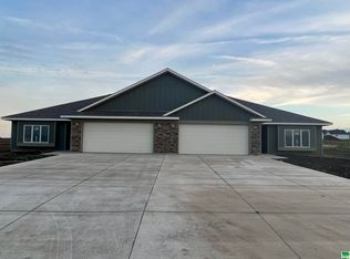 945 11th St SE, Sioux Center, IA 51250