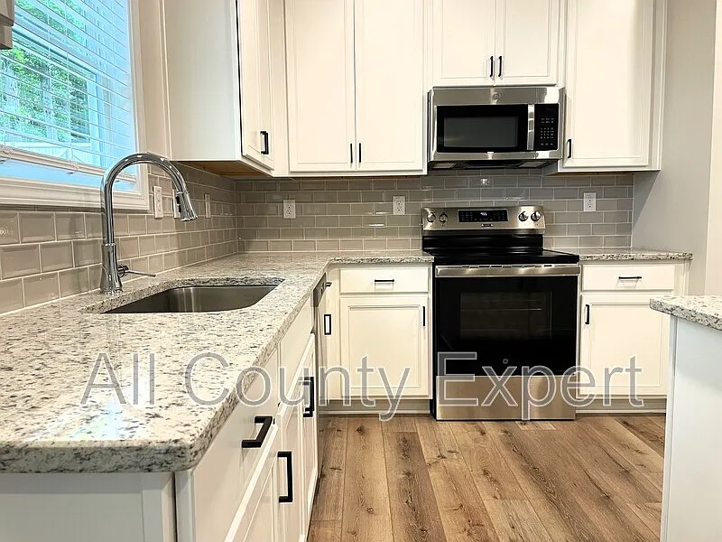 4 bed, 2.5 bath, 2138 sqft, $2,295 — Photo 4