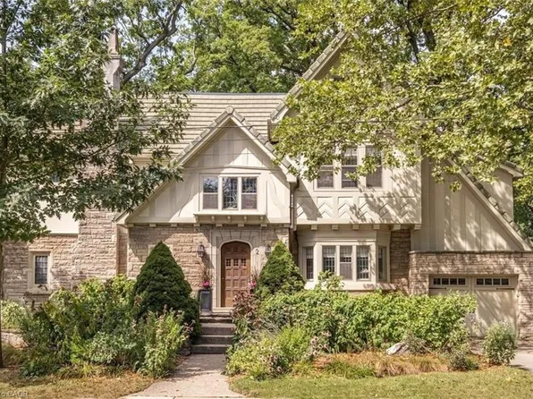 2 Oak Knoll Dr, Hamilton, ON L8S 4C3