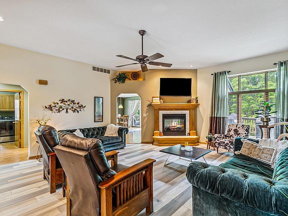3rd image of 1006 N Tiffany Ct