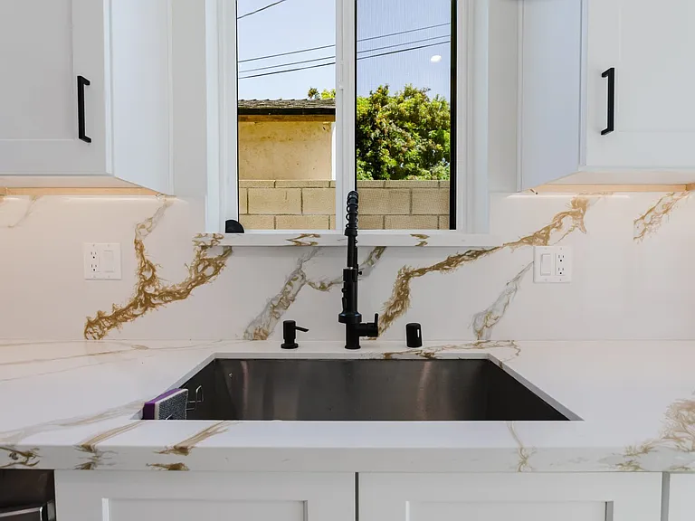 13540 Hamlin St — Photo 7