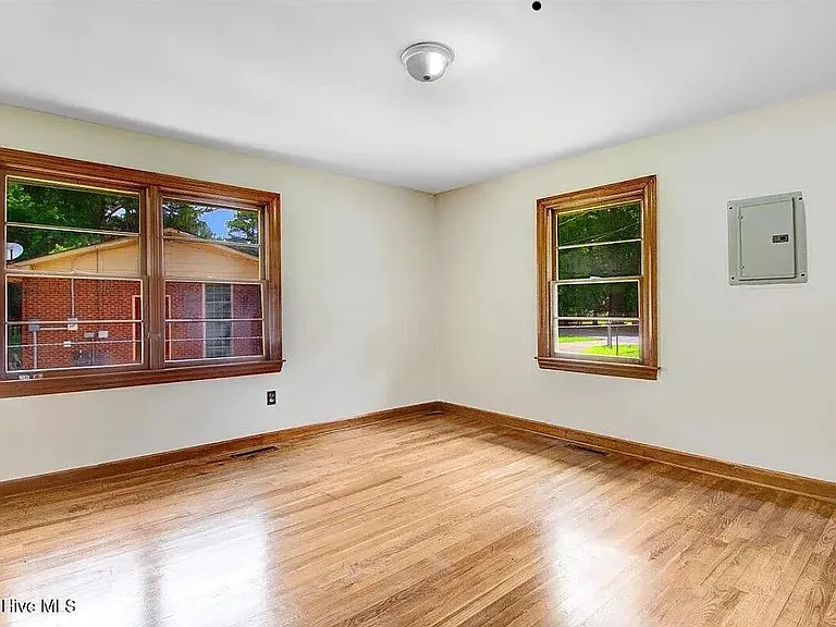 325 Bell St — Photo 1