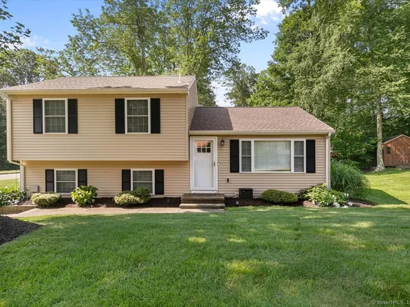 2 Sunwoods Circle, Hamden, CT 06518