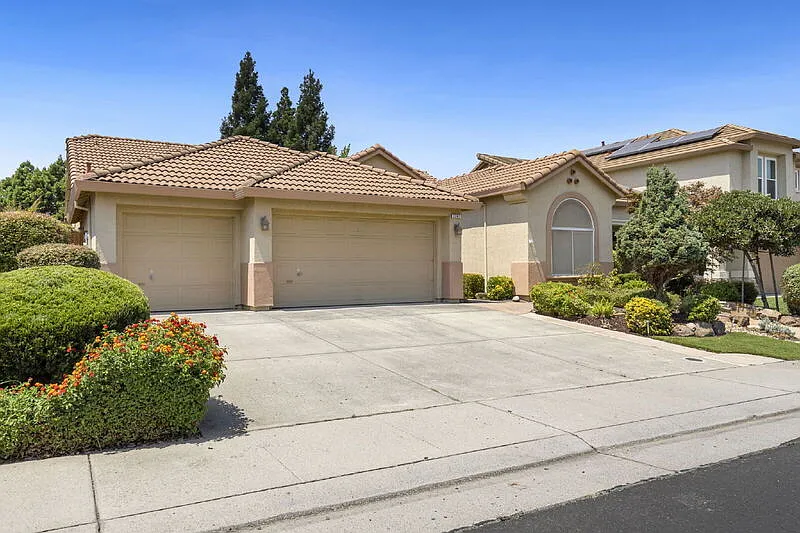 4 bed, 2.0 bath, 1968 sqft, $3,045 — Photo 2