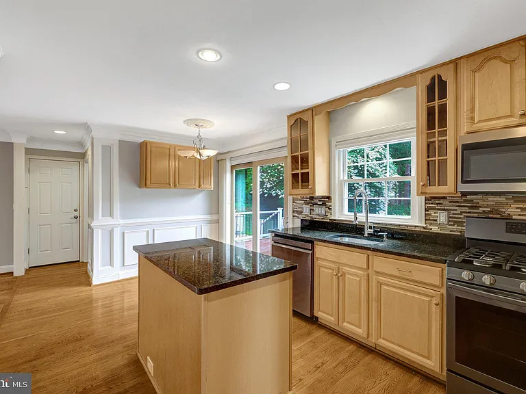 8995 Parliament Dr — Photo 15