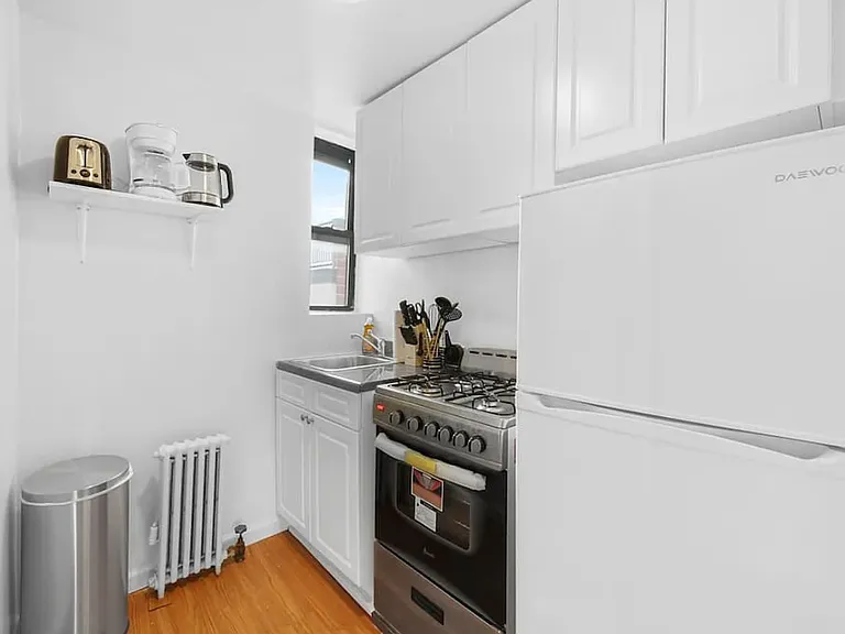 402 E 11th St #8 — Photo 4