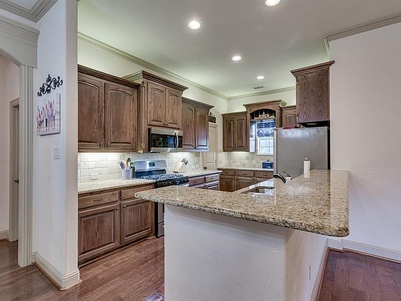 5th image of 920 Lincoln Dr