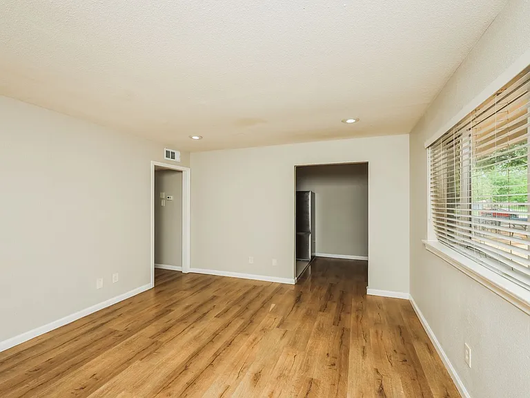 Reiger Park Apartments — Photo 15
