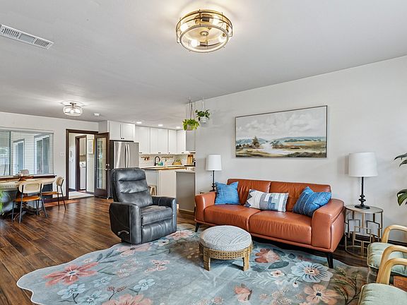 3rd image of 717 Forest Ridge Dr