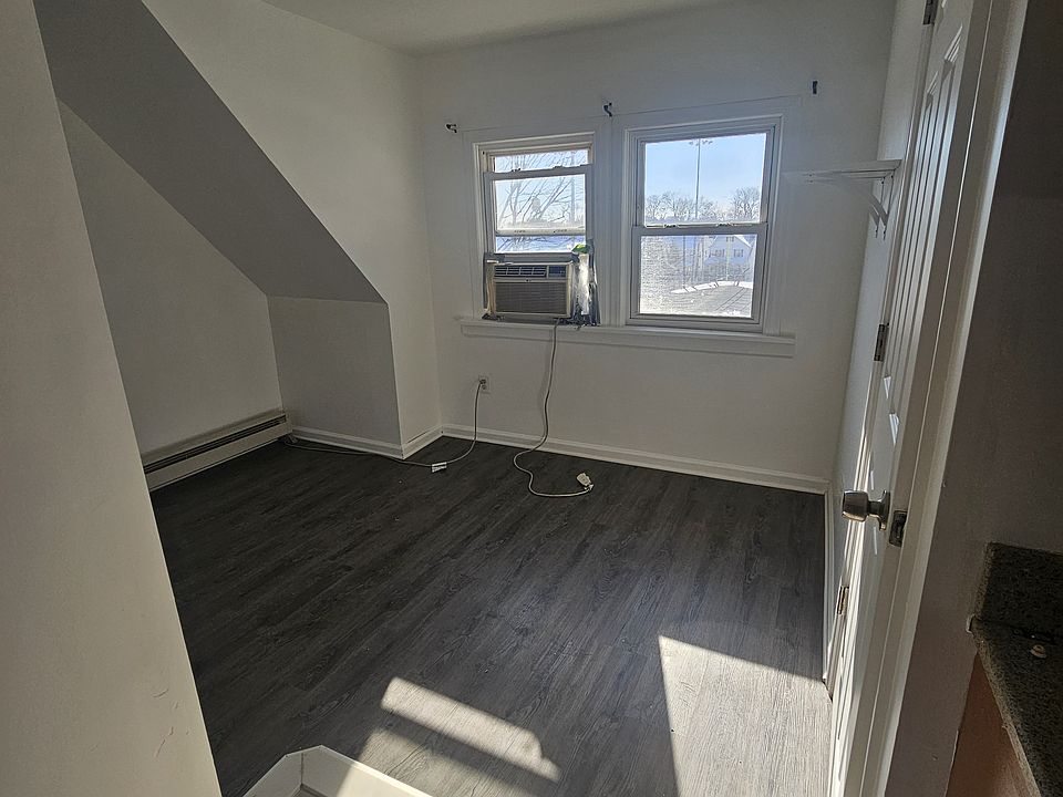 1st image of 10 Glennon Pl #3