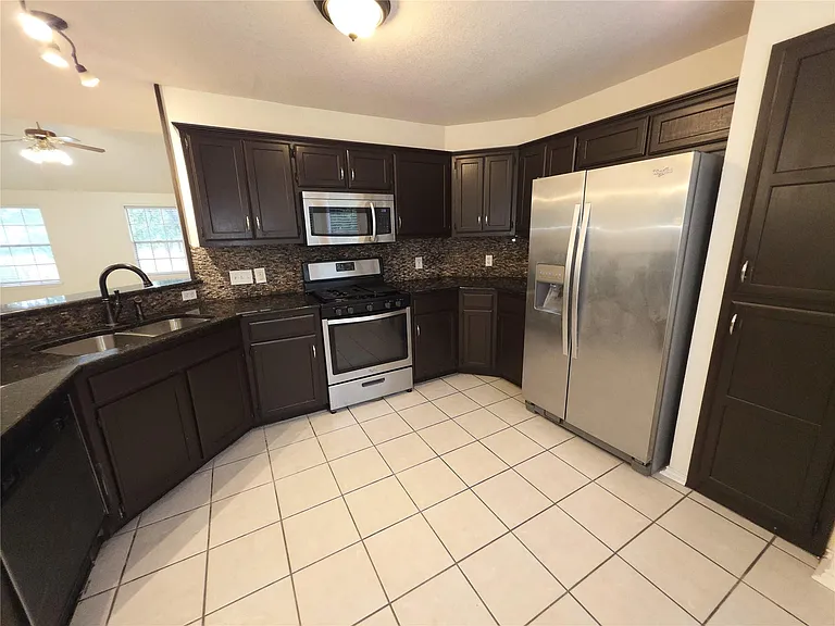 1600 Hollow Tree Blvd — Photo 7