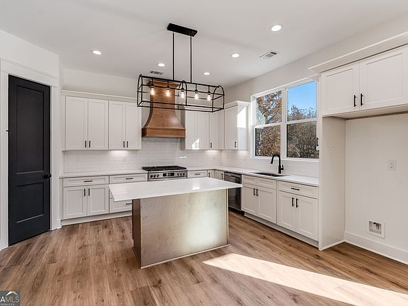 5th image of 790 Ferguson Pl