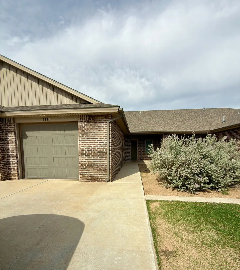 2 Bedroom Townhome Located In Iron Horse Division! — Photo 1