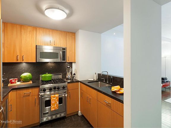 2nd image of 100 W 58th St APT 3E