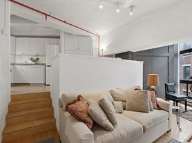 12 Stoneholm St