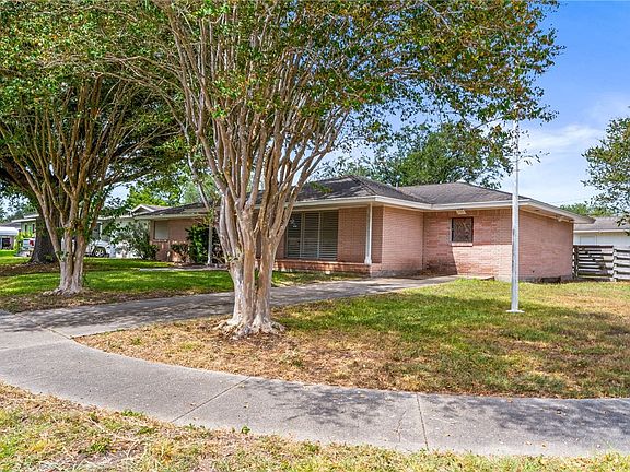 2nd image of 300 Hackberry St