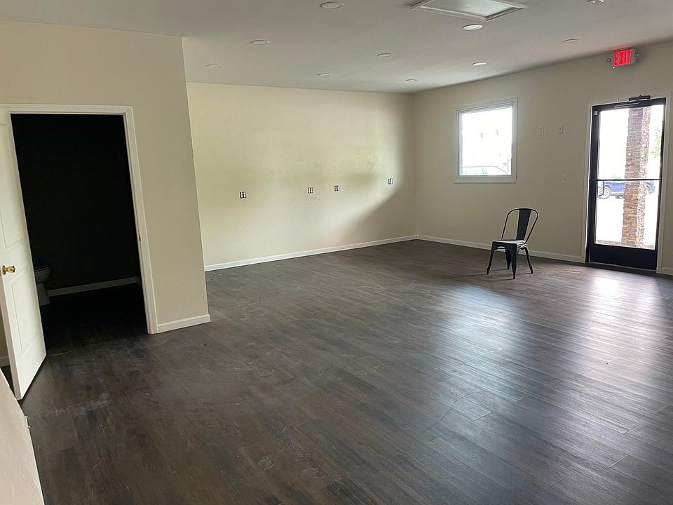 2nd image of 986 Victoria St #B