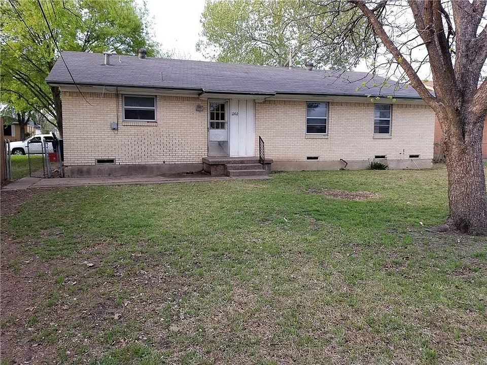 2nd image of 1202 Bowie St