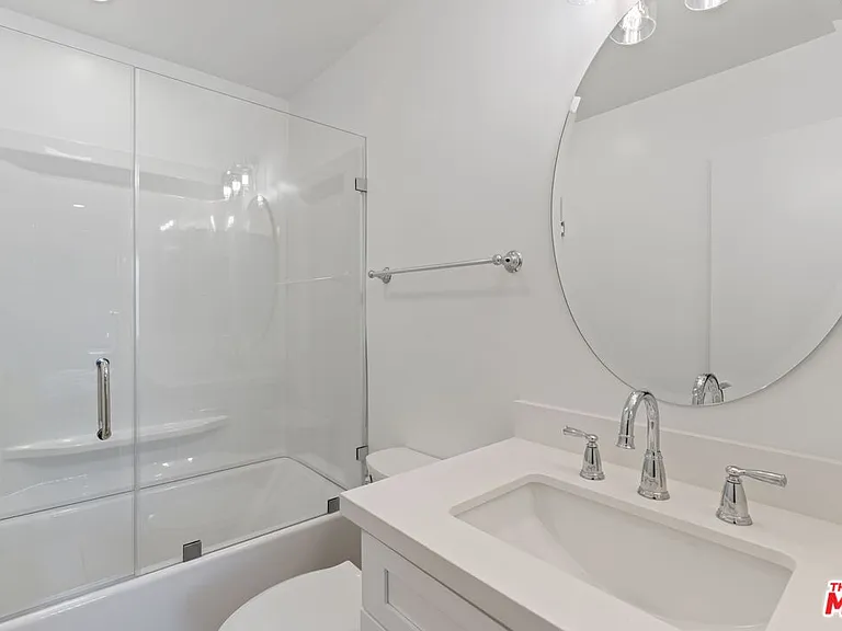 257 S Manhattan Pl #12 — Photo 9