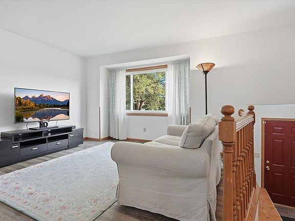 5th image of 1526 Sherren Ave E