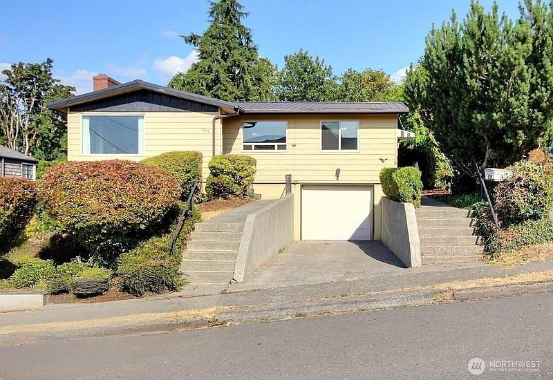 2nd image of 326 Renton Avenue S