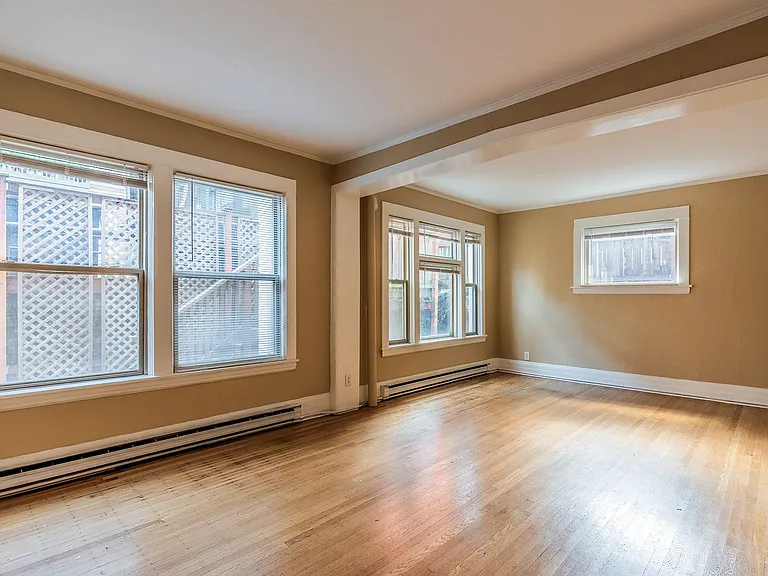 Carlyle Apartments — Photo 9