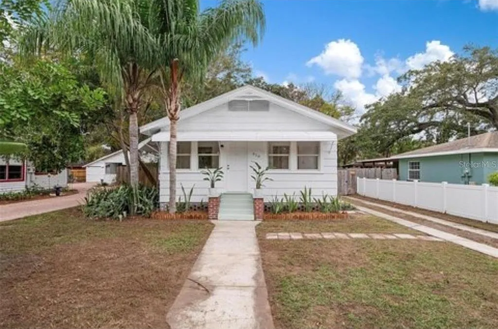 3 bed, 2.0 bath, 1081 sqft, $2,200 — Photo 3