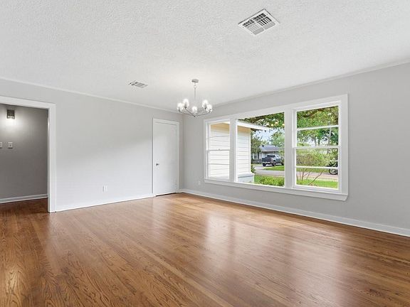 3rd image of 104 Windsor St