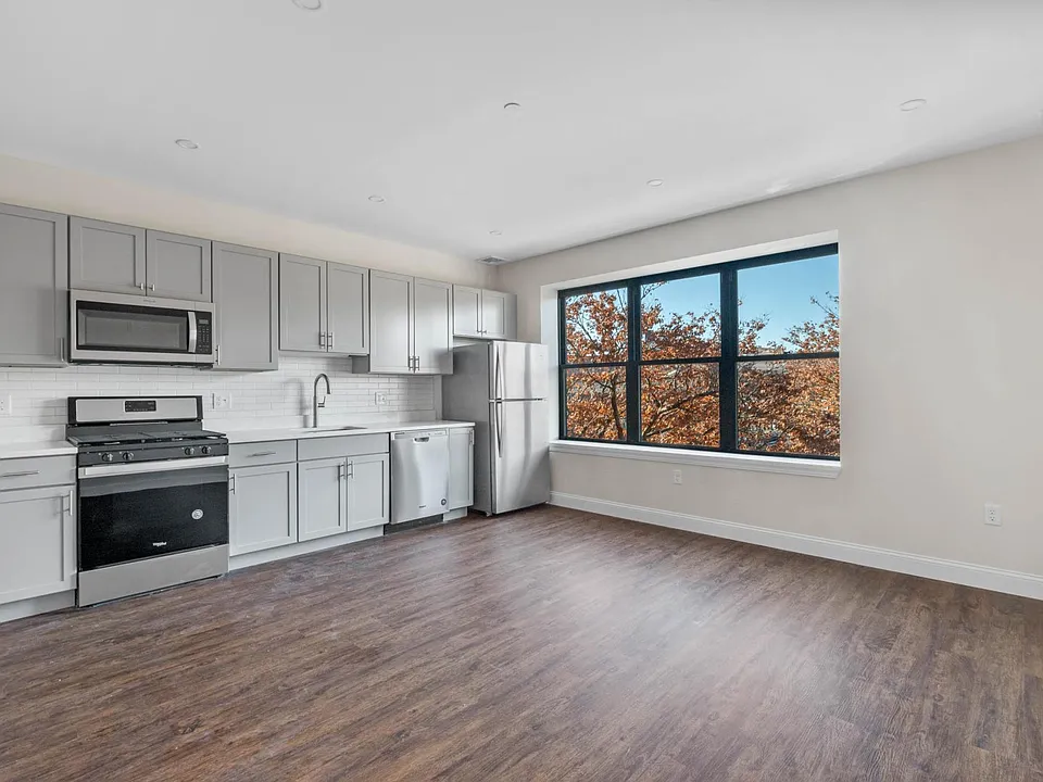 18 New Derby St #206
