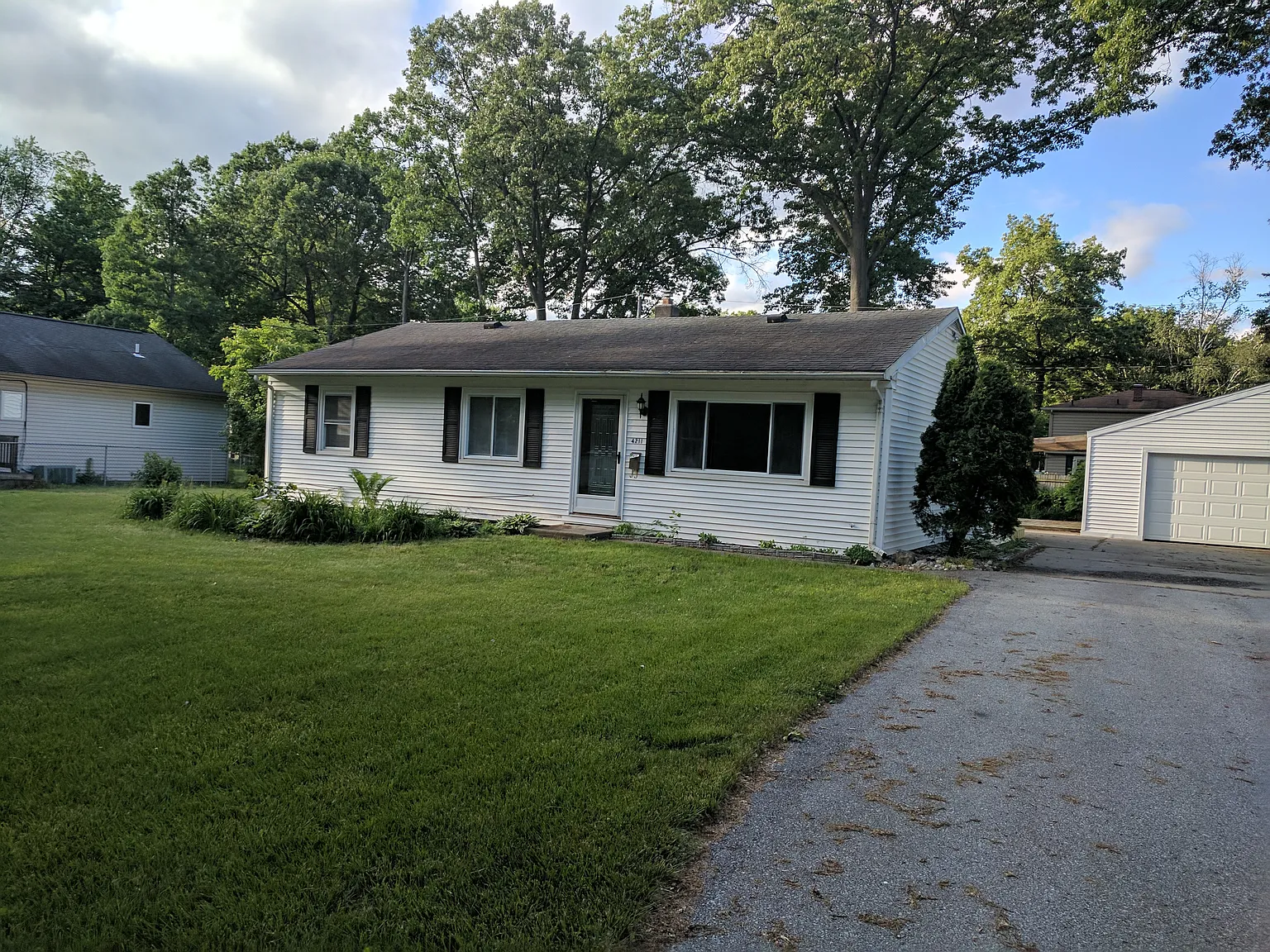 4211 Airedale Ave photo 1