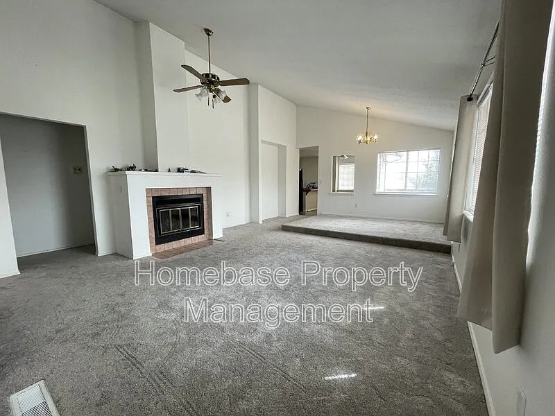 2 bed, 2.0 bath, 1328 sqft, $1,695 — Photo 2