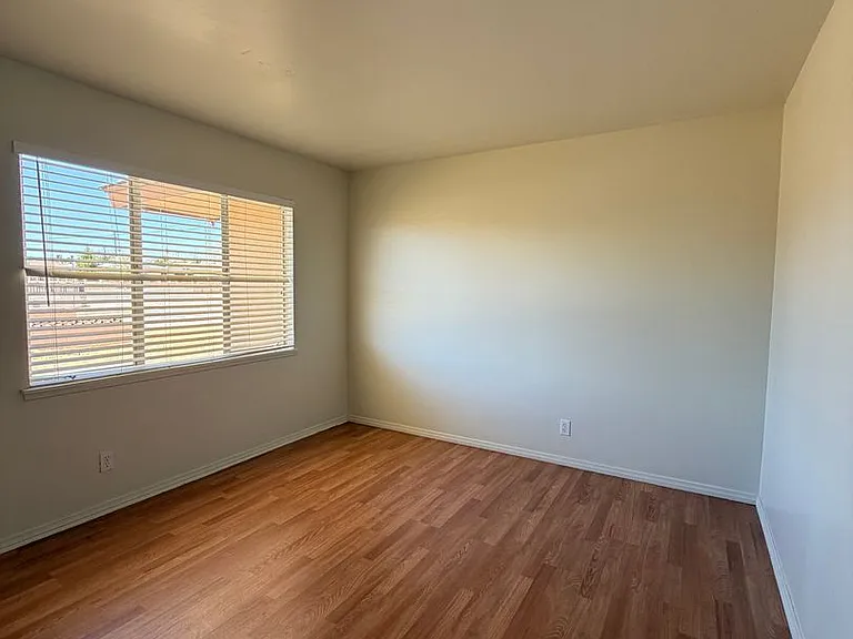 29205 Exeter St — Photo 40