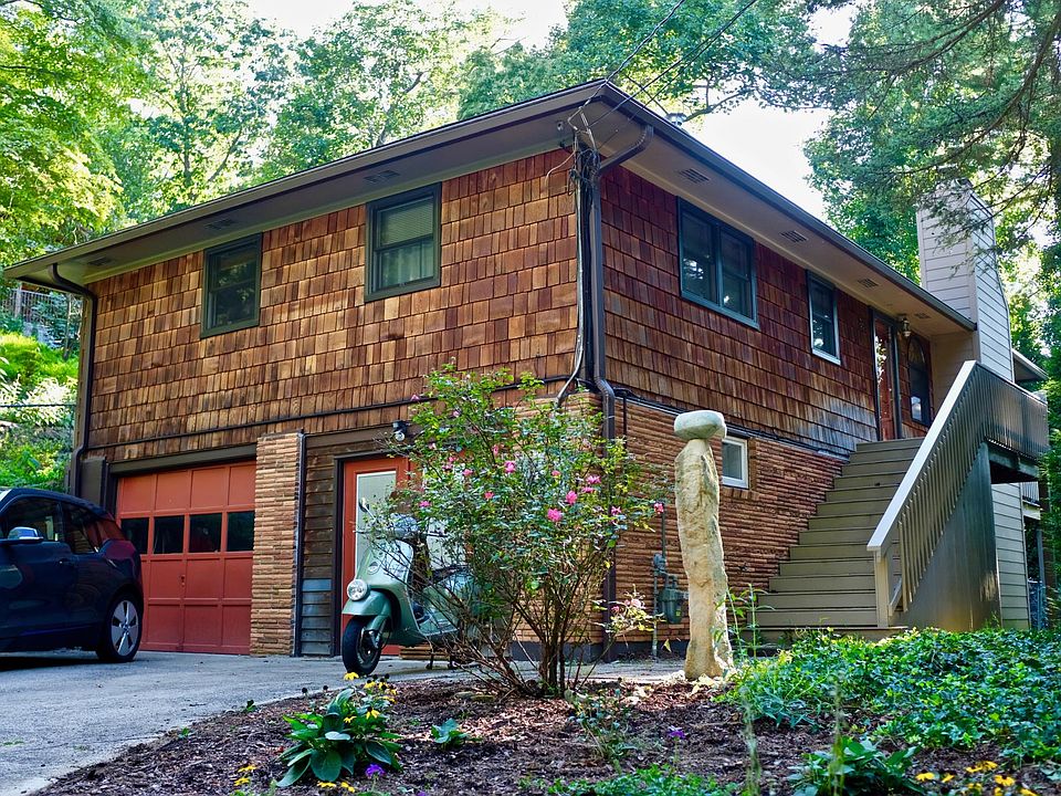 View of house walking up driveway.