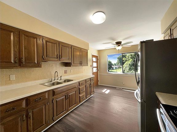 2nd image of 1836 Roseview Ln