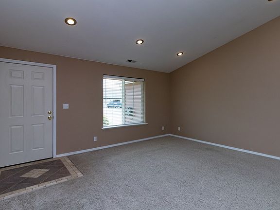 3rd image of 323 NE Redwood Pl