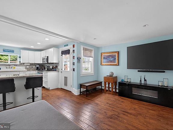 5th image of 43 Oak St