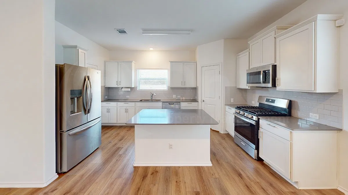 4 bed, 3.5 bath, 2395 sqft, $2,550 — Photo 1