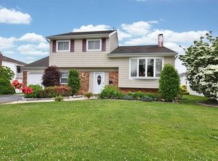 3 Sagebrush Ln, Kings Park, NY 11754