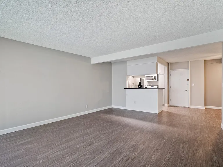 5830 Reseda Boulevard — Photo 31