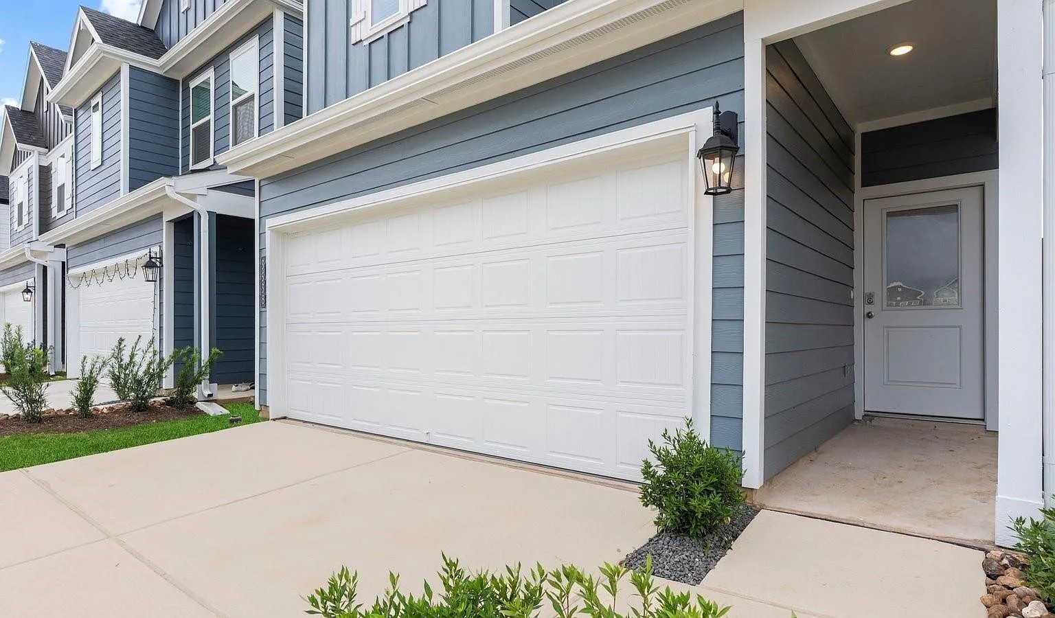 4 bed, 2.5 bath, 2054 sqft, $2,395 — Photo 3