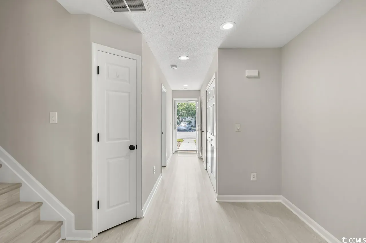 3 bed, 3.5 bath, 1500 sqft, $1,800 — Photo 3