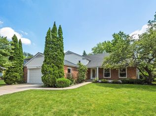 411 W Victoria Ln, Arlington Heights, IL 60005