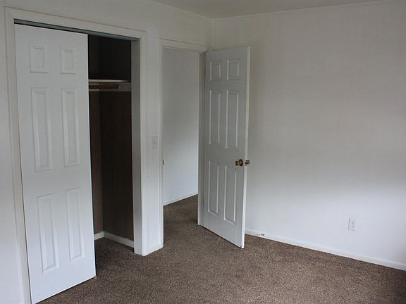 4th image of 408 Hickory Cir #6